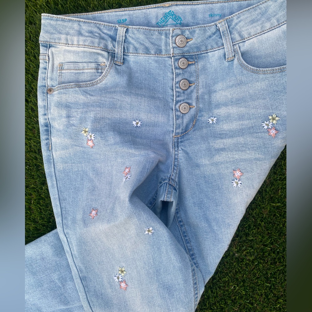THEREABOUTS VTG STRETCH LIGHT BLIW WITH FLORAL EMBROIDERY 🪡 IN PASTELS 12.5 P